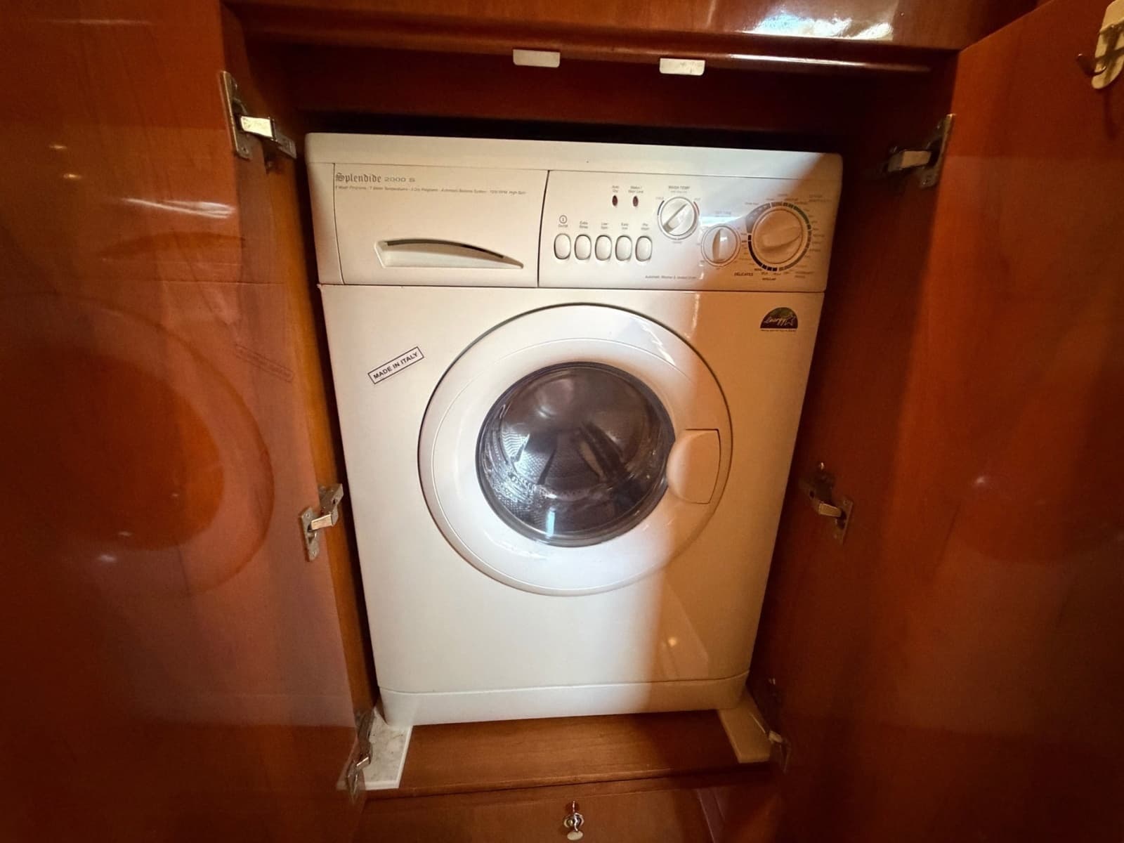 2005 Regal Commodore 4260