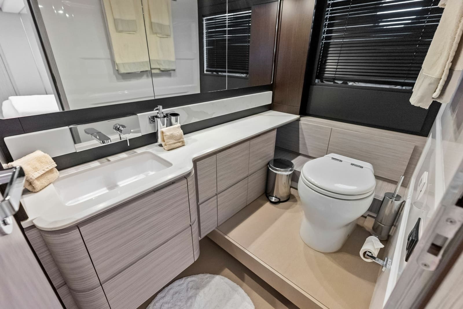 2020 Azimut Flybridge