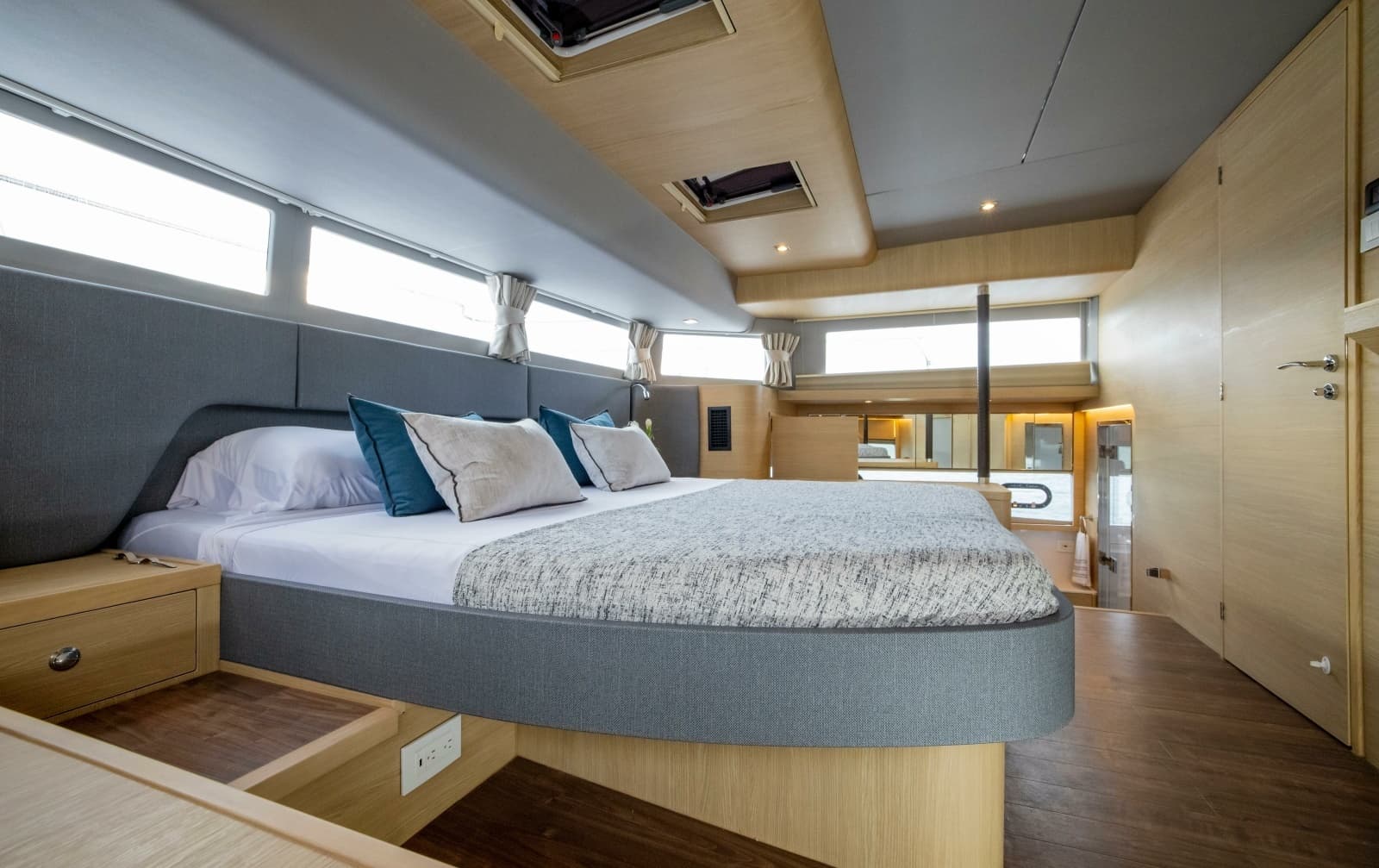 2023 Aquila 54 Yacht