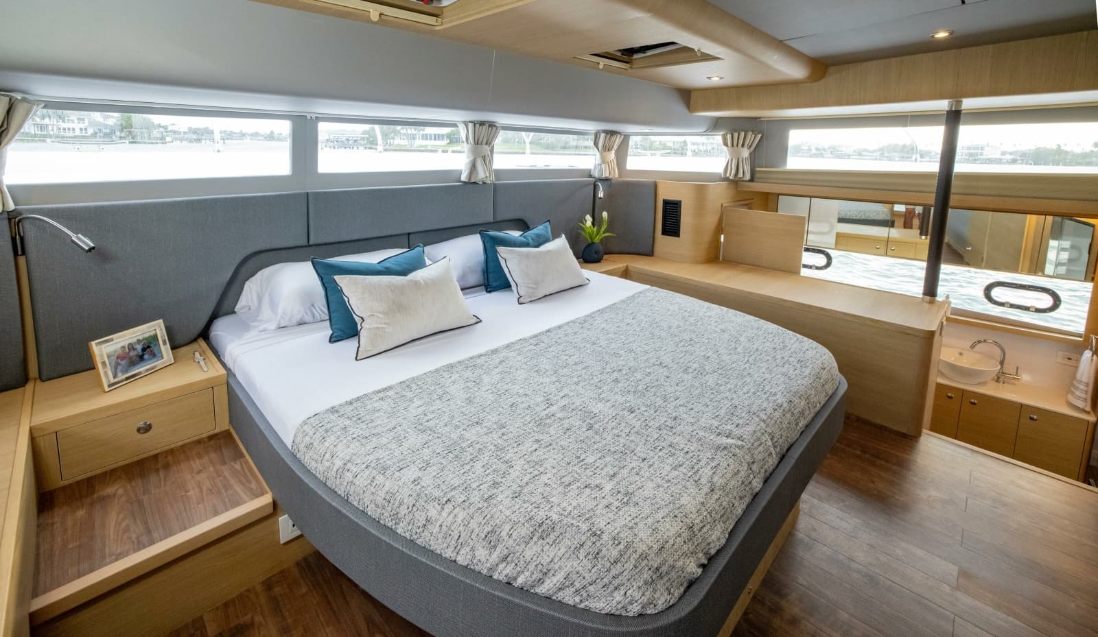 2023 Aquila 54 Yacht