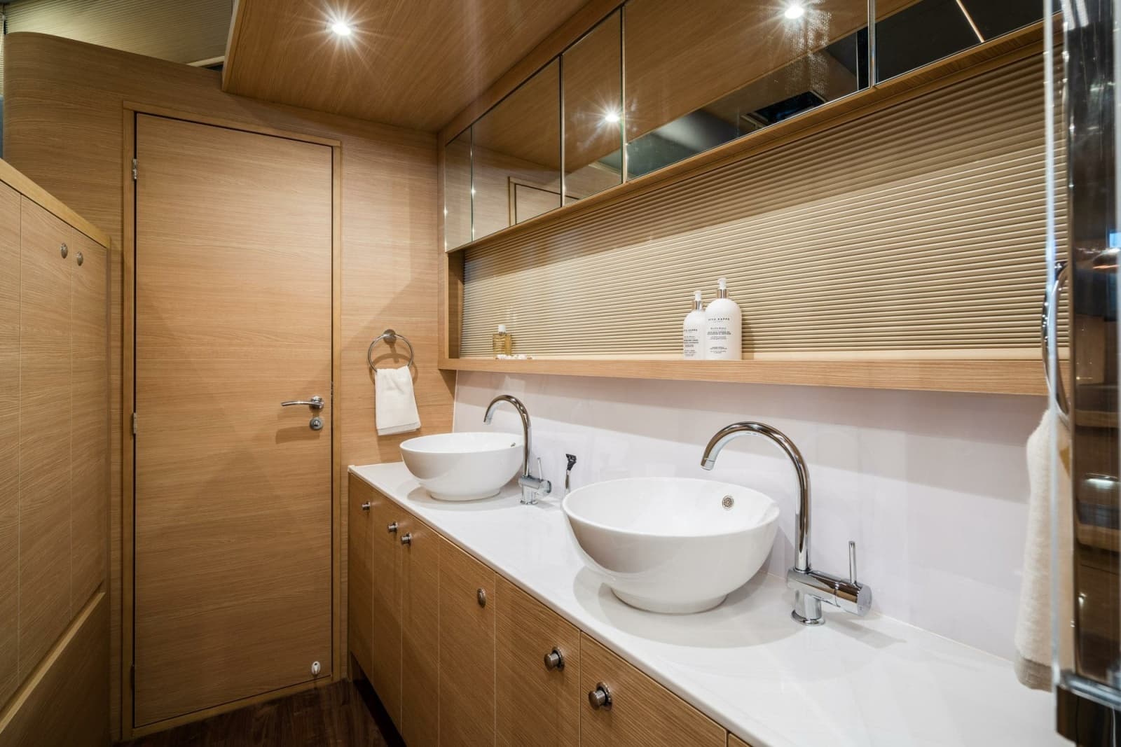 2023 Aquila 54 Yacht