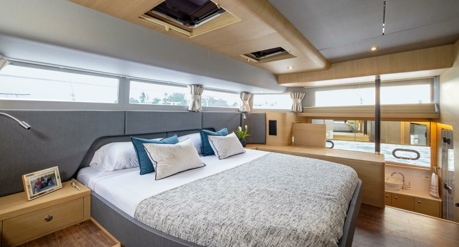 2023 Aquila 54 Yacht