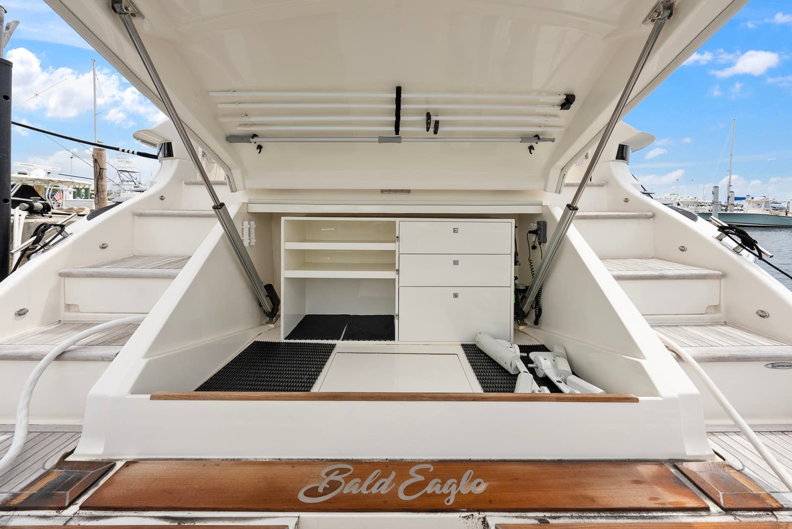 2024 Riviera 6000 SPORT YACHT