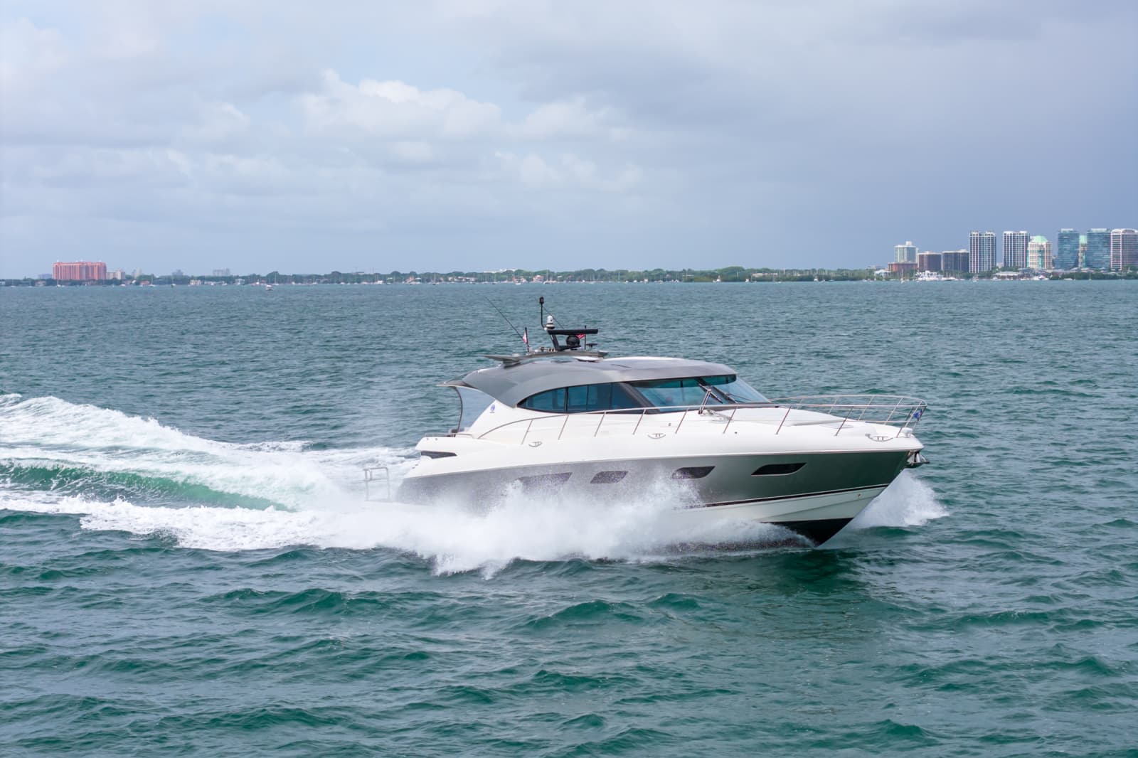 2024 Riviera 6000 SPORT YACHT