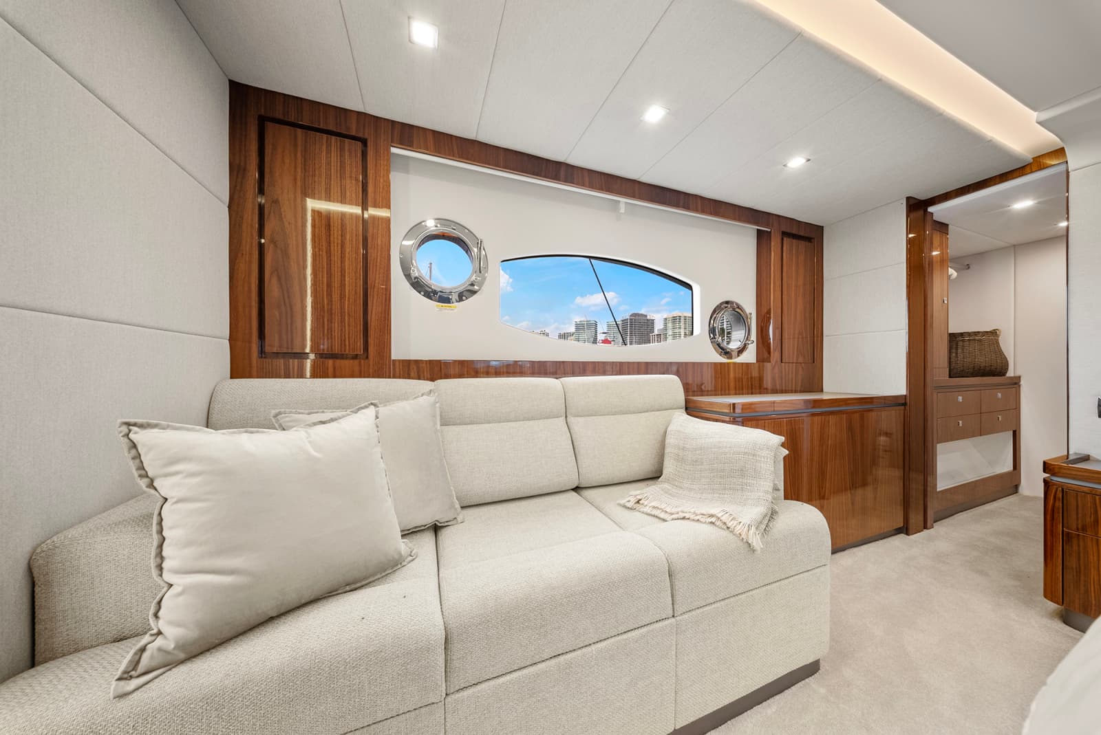 2024 Riviera 6000 SPORT YACHT