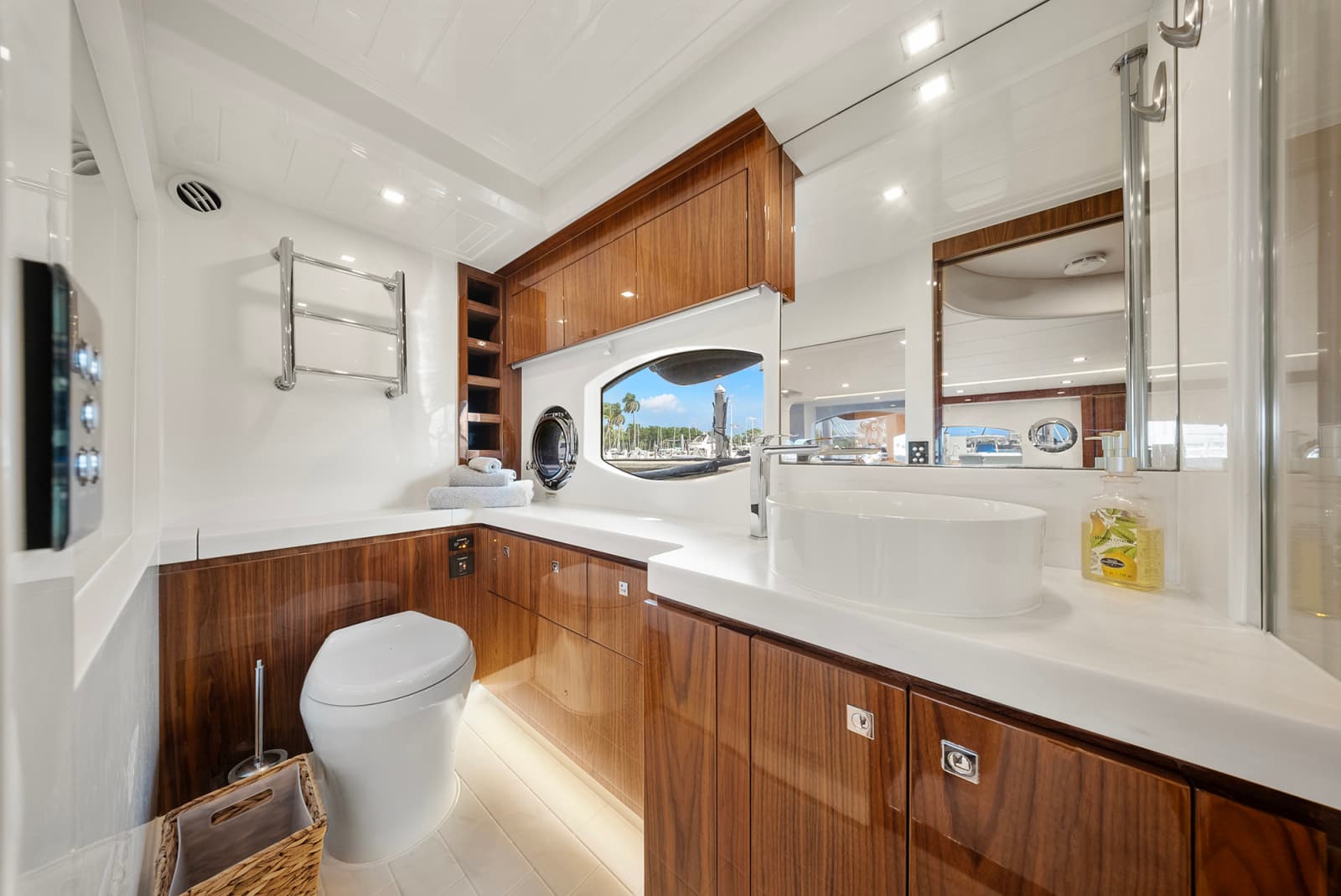 2024 Riviera 6000 SPORT YACHT