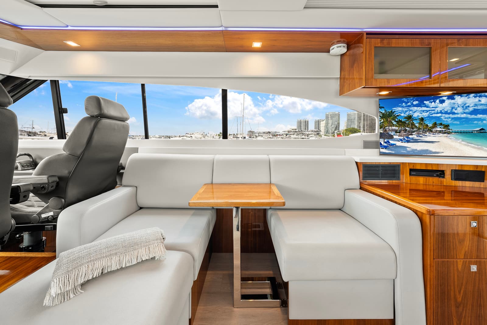 2024 Riviera 6000 SPORT YACHT