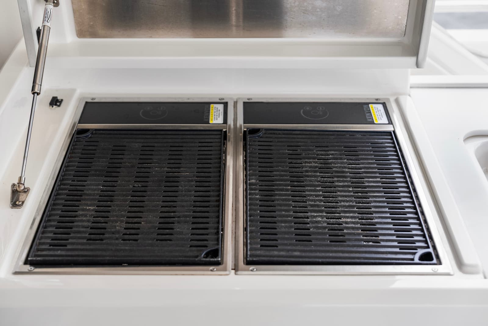 2024 Riviera 6000 SPORT YACHT