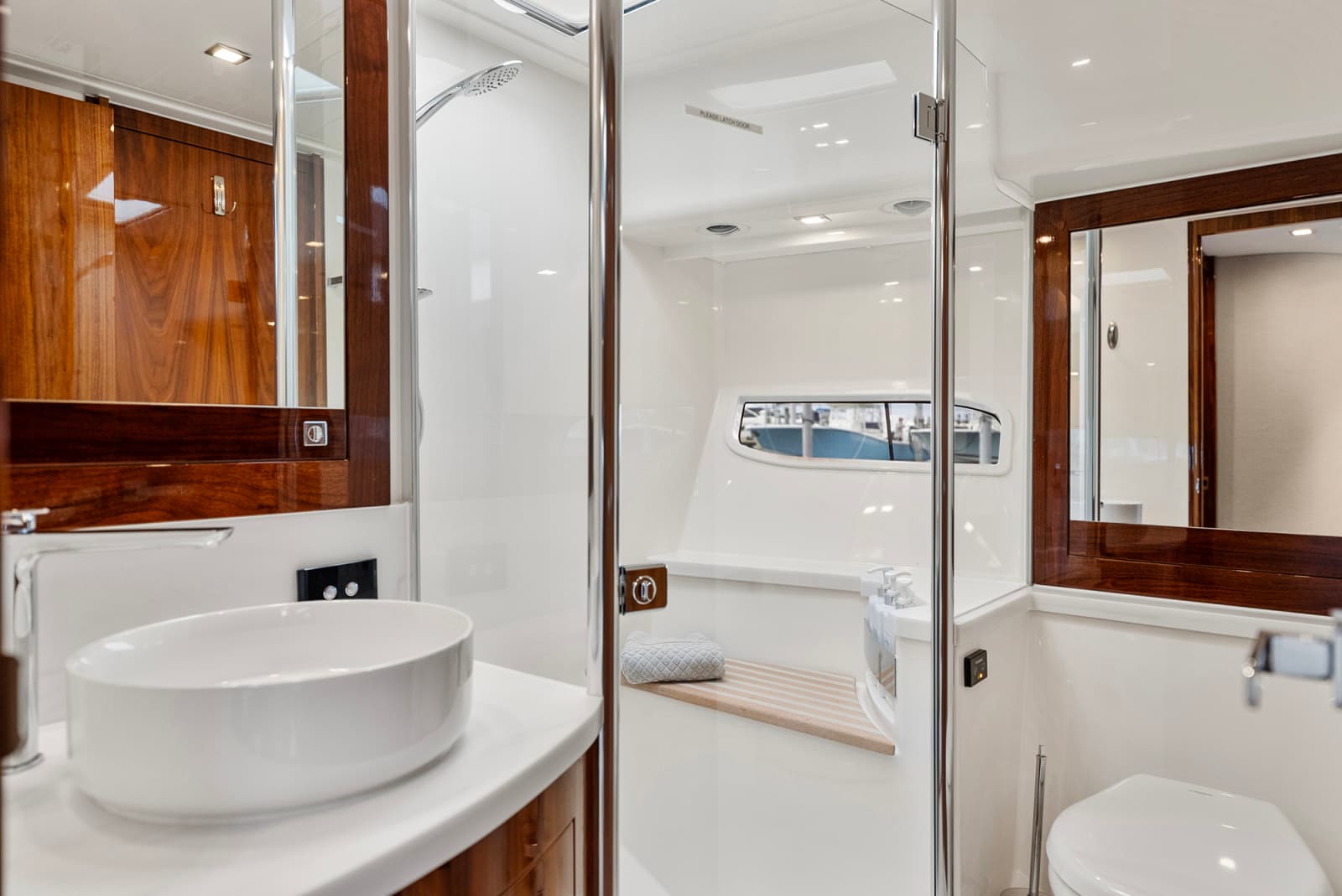 2024 Riviera 6000 SPORT YACHT