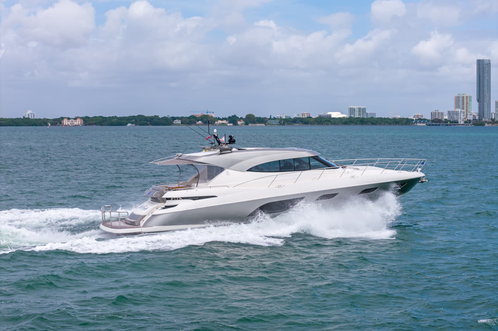 2024 Riviera 6000 SPORT YACHT