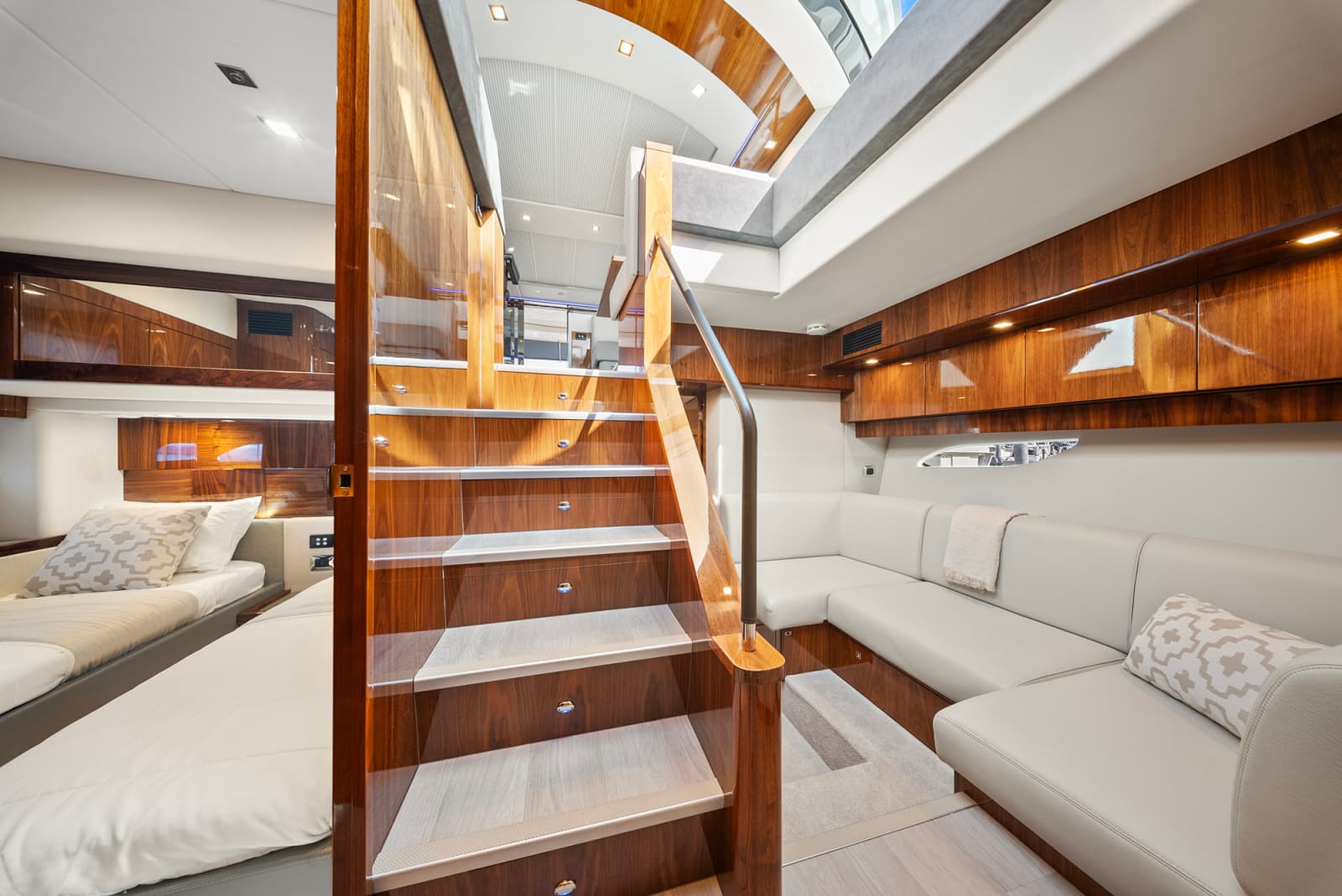 2024 Riviera 6000 SPORT YACHT