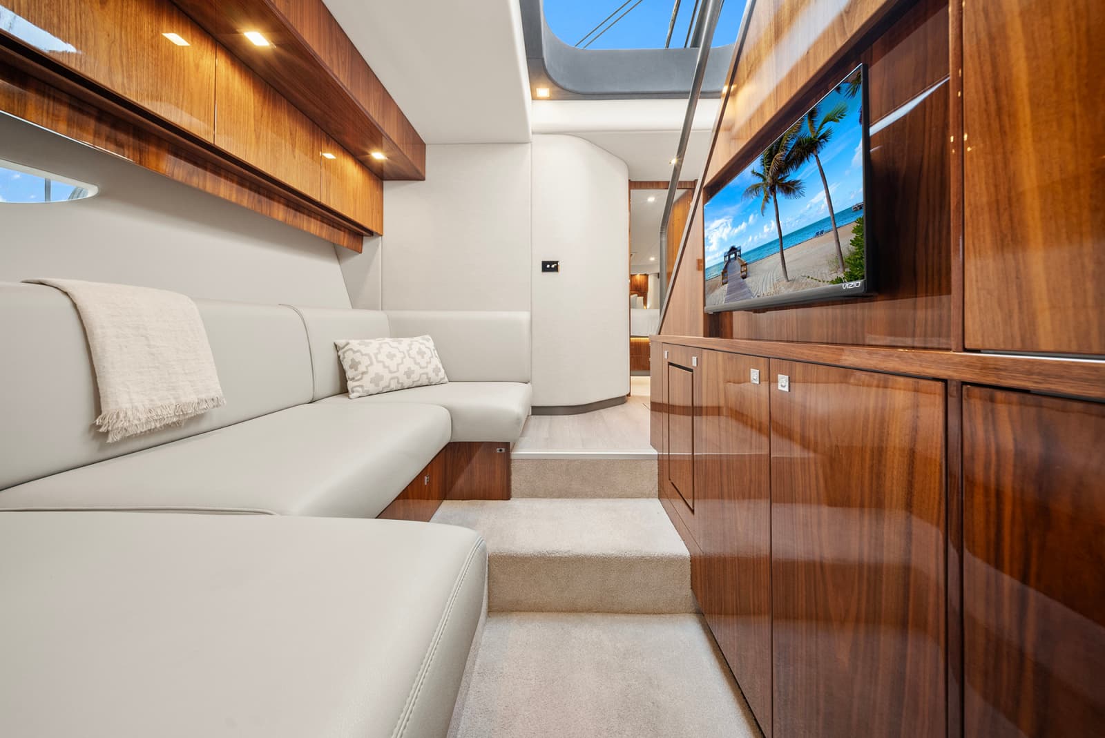 2024 Riviera 6000 SPORT YACHT