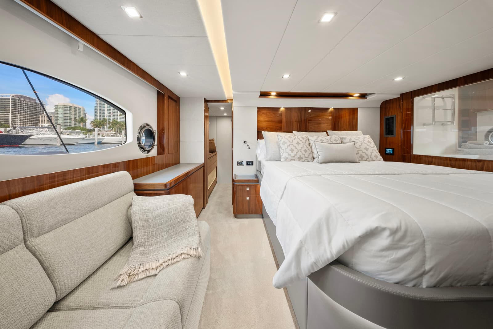 2024 Riviera 6000 SPORT YACHT