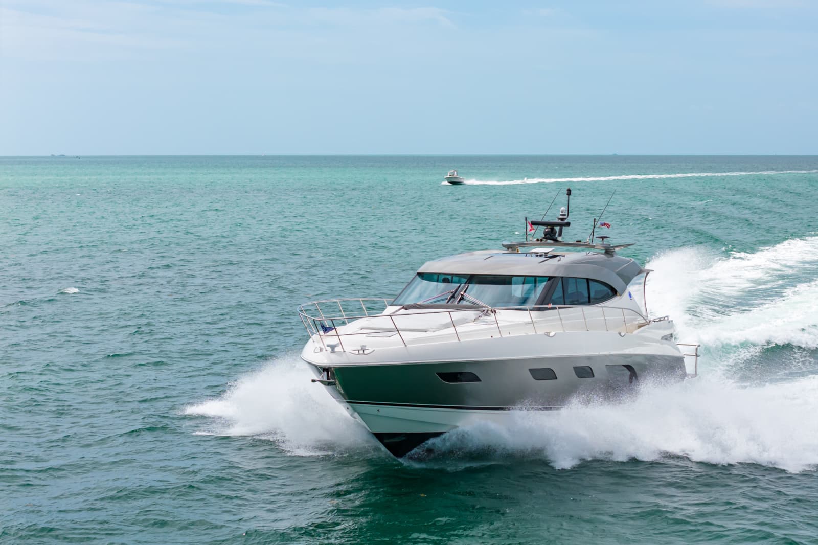 2024 Riviera 6000 SPORT YACHT