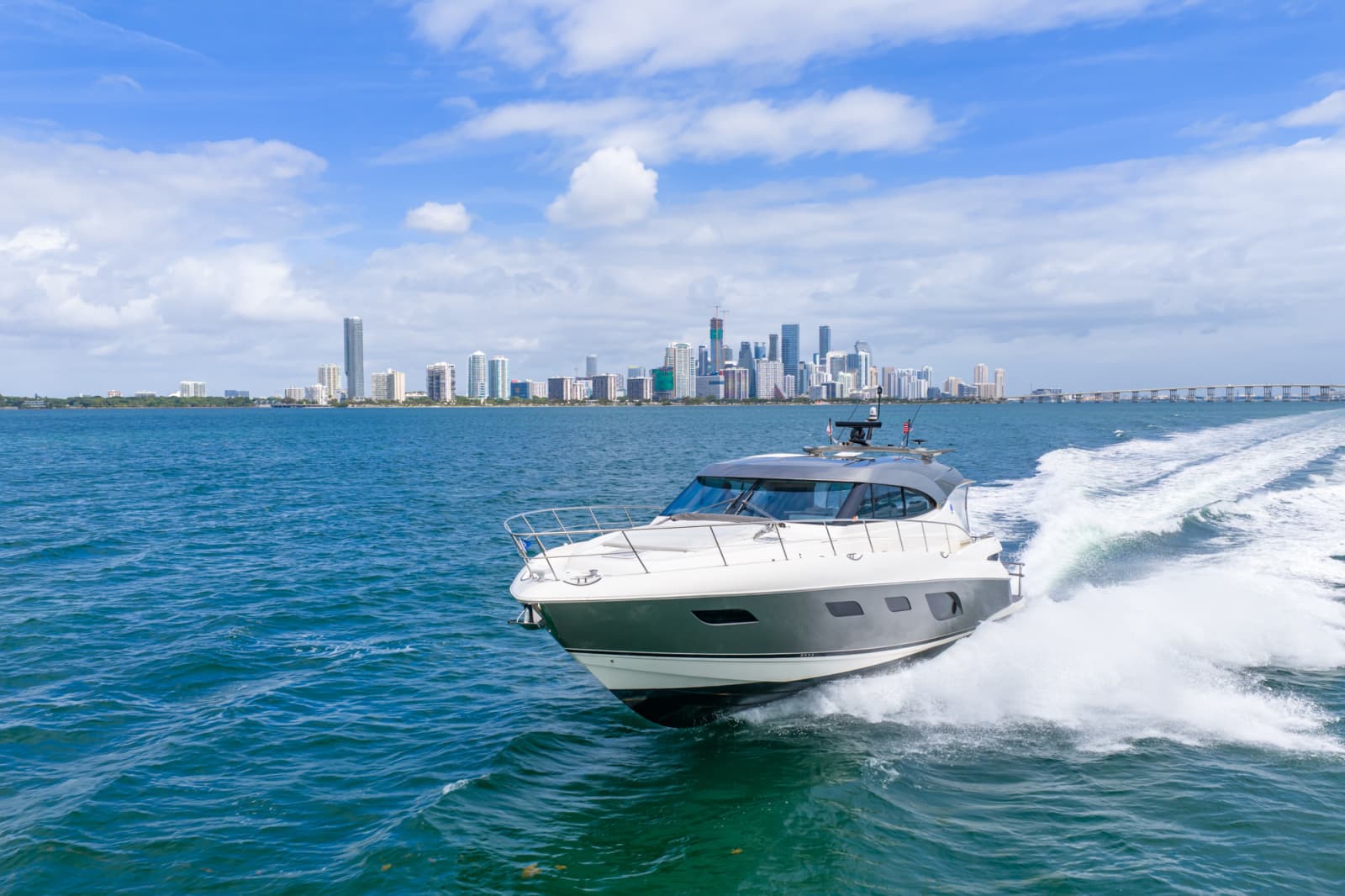 2024 Riviera 6000 SPORT YACHT