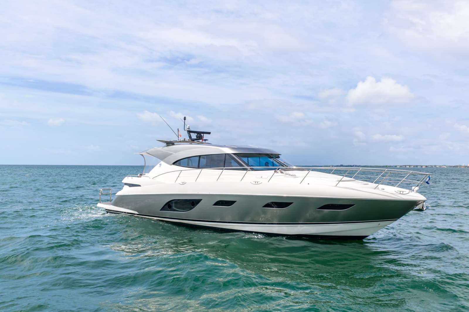 2024 Riviera 6000 SPORT YACHT