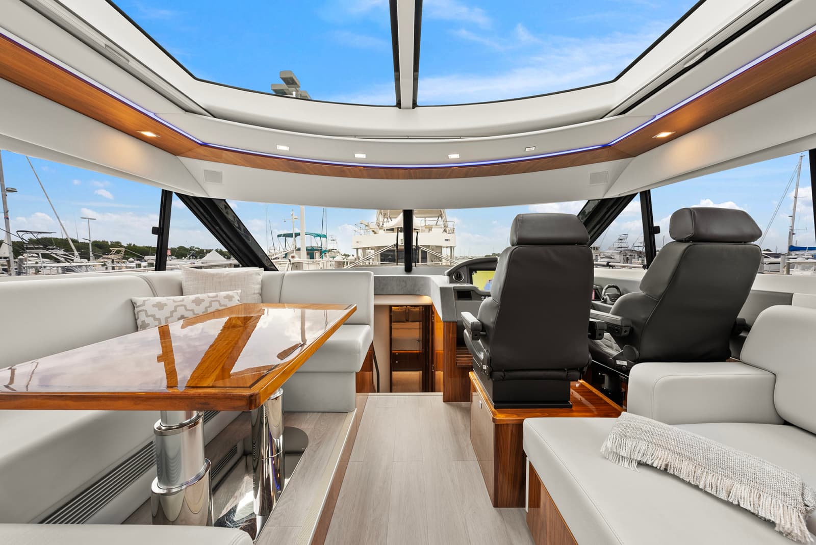 2024 Riviera 6000 SPORT YACHT