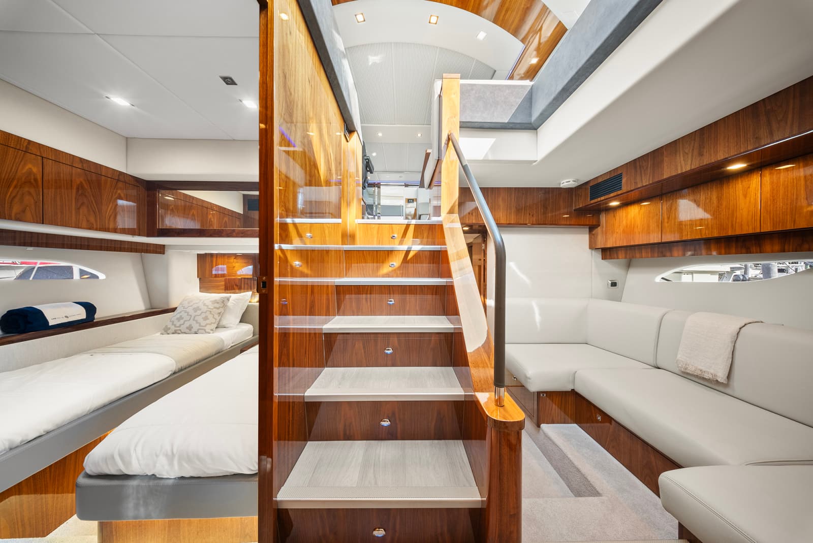 2024 Riviera 6000 SPORT YACHT