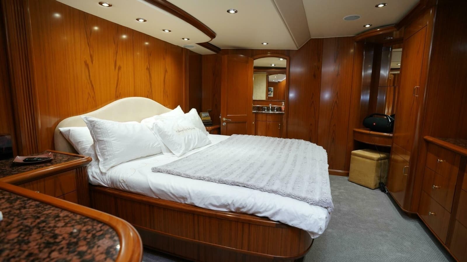 2005 Sea Force IX Enclosed Flybridge