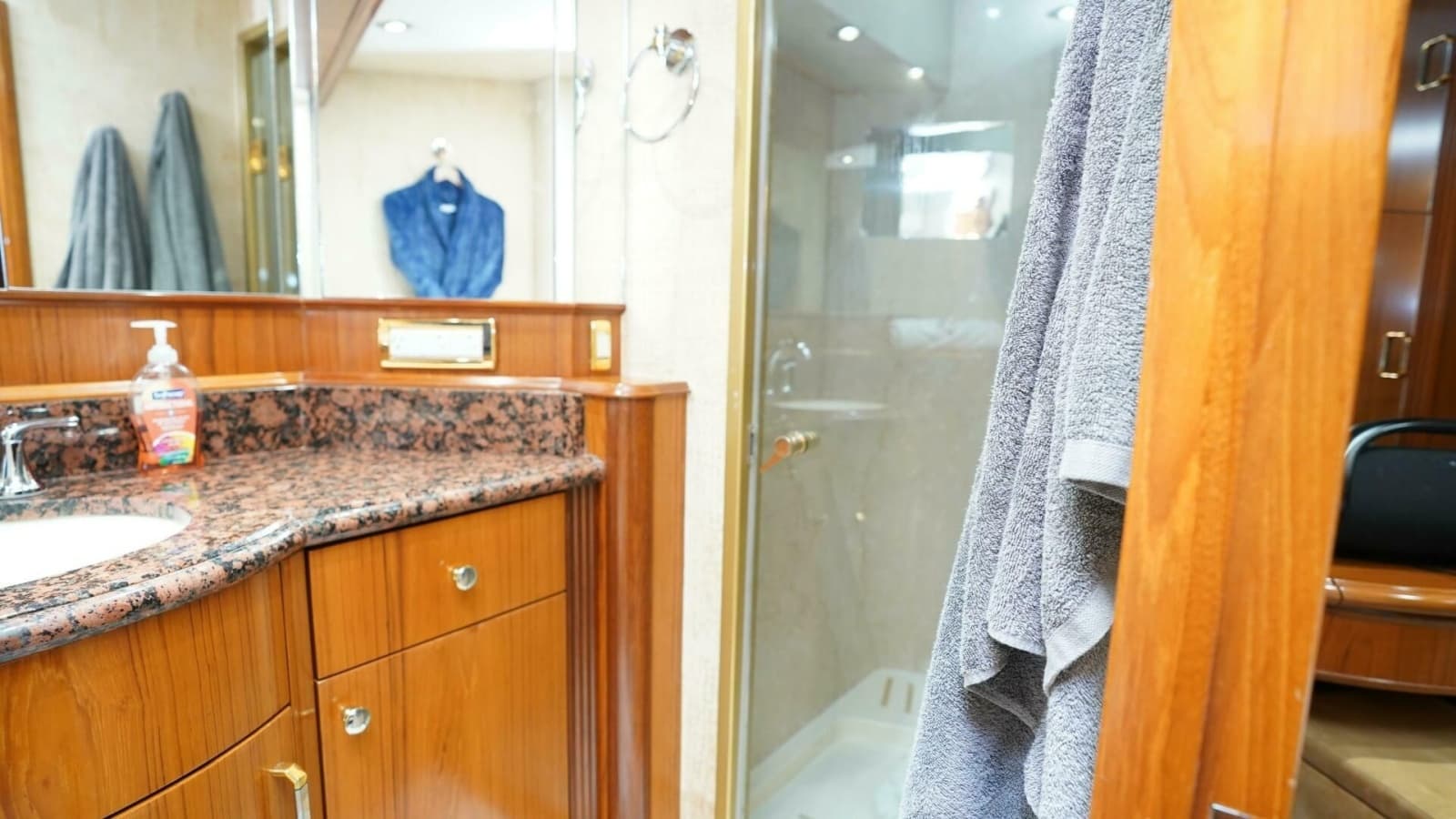 2005 Sea Force IX Enclosed Flybridge