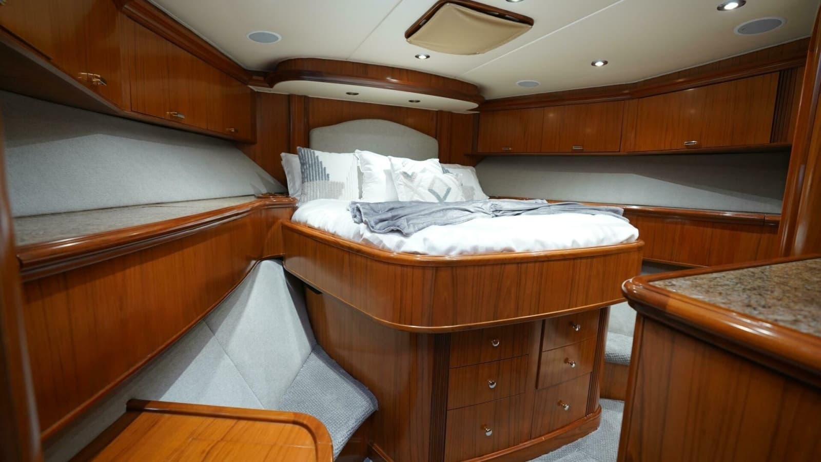 2005 Sea Force IX Enclosed Flybridge