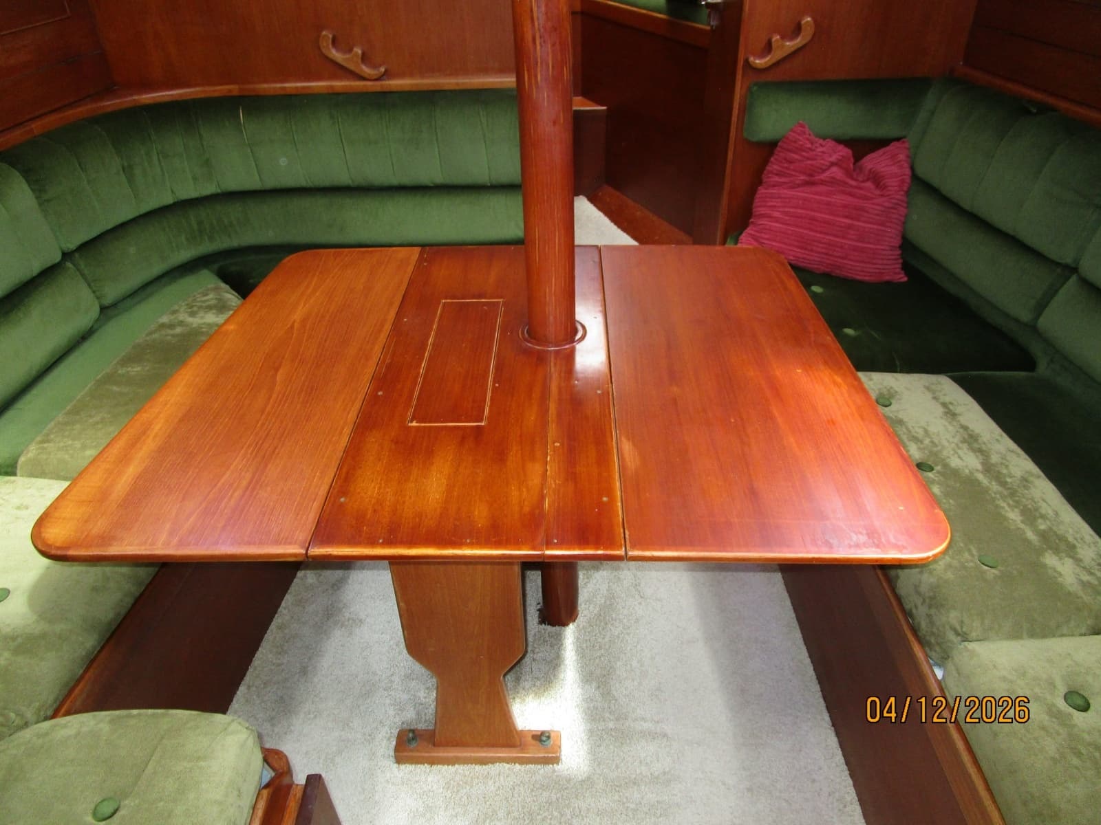 41' Rival salon table1