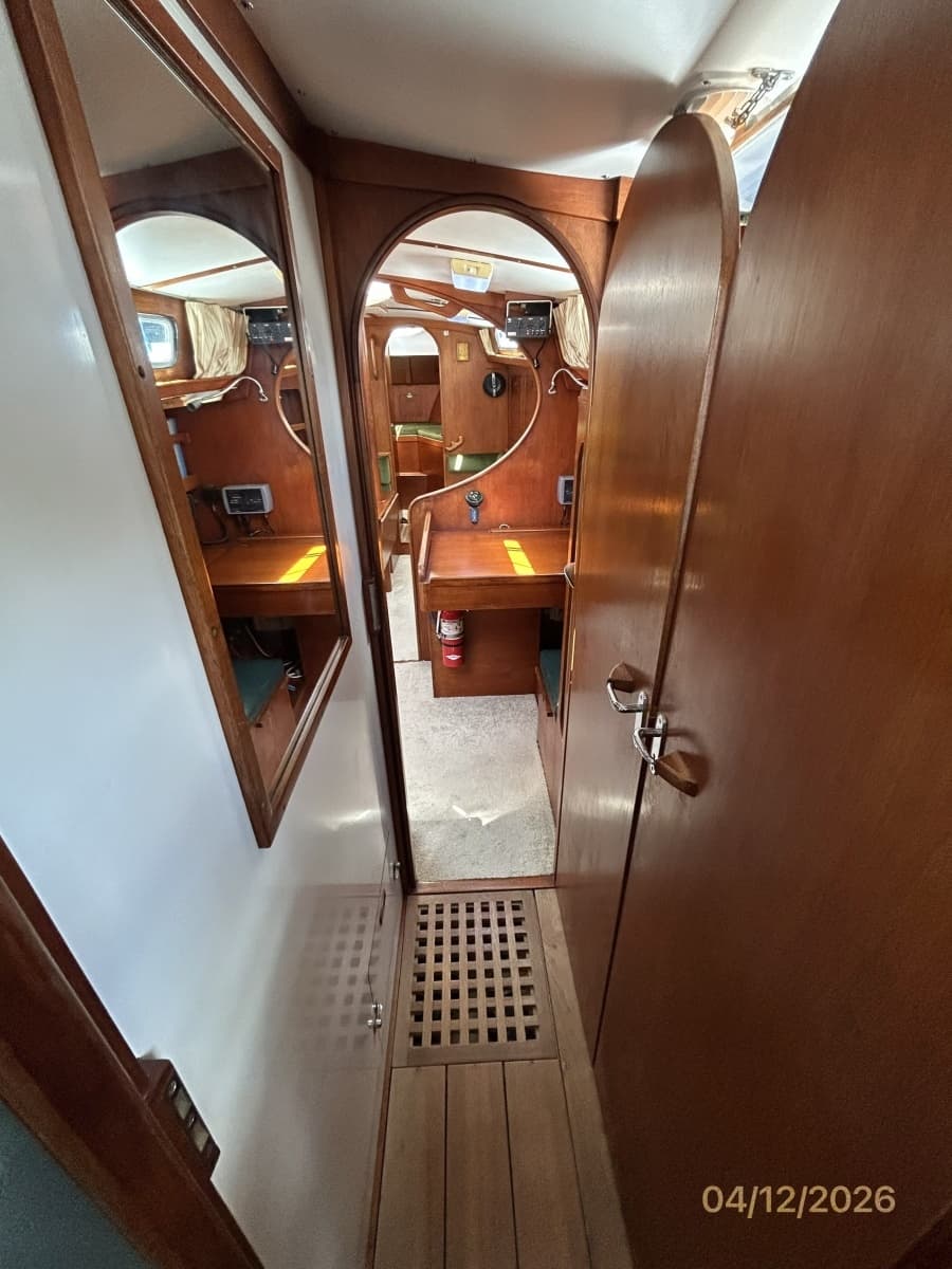 41' Rival master stateroom companionway forward