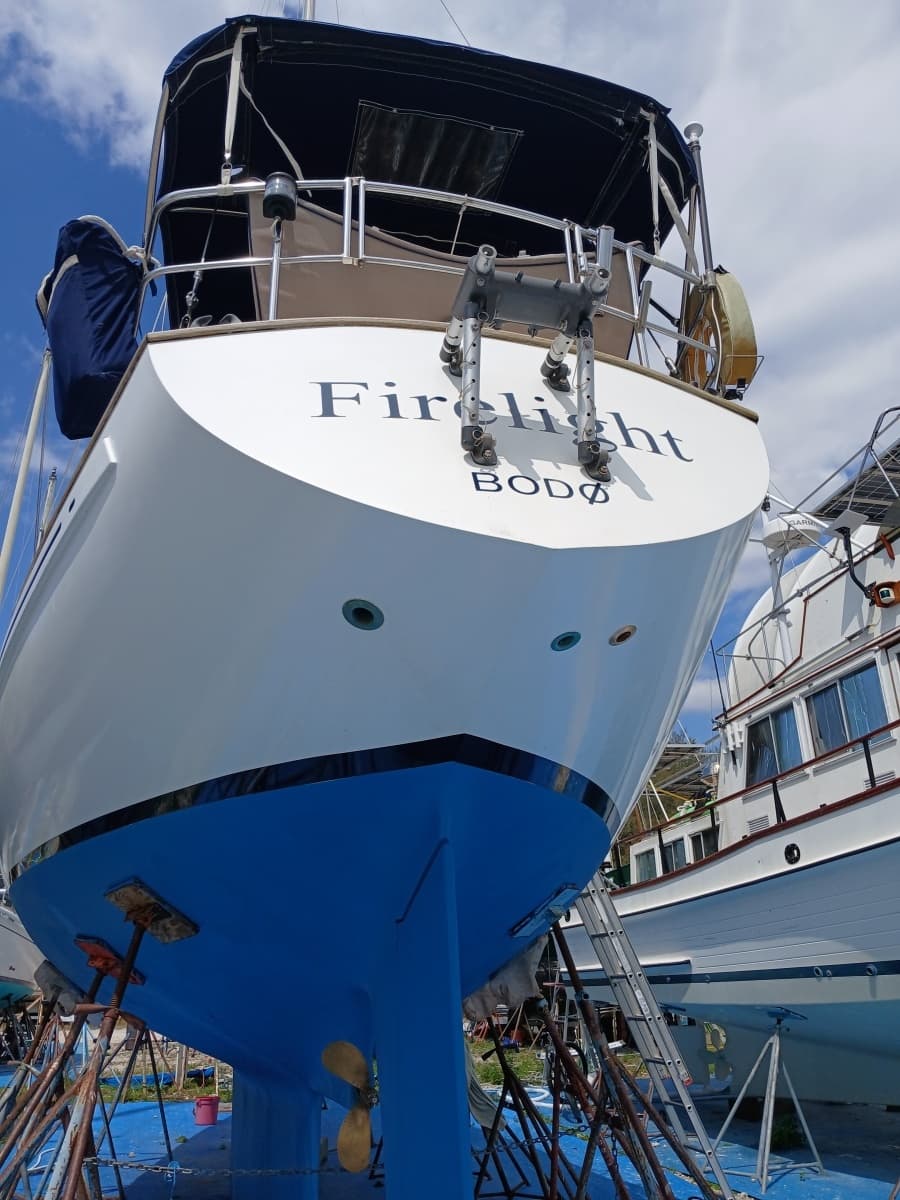 41' Rival hull bottom aft