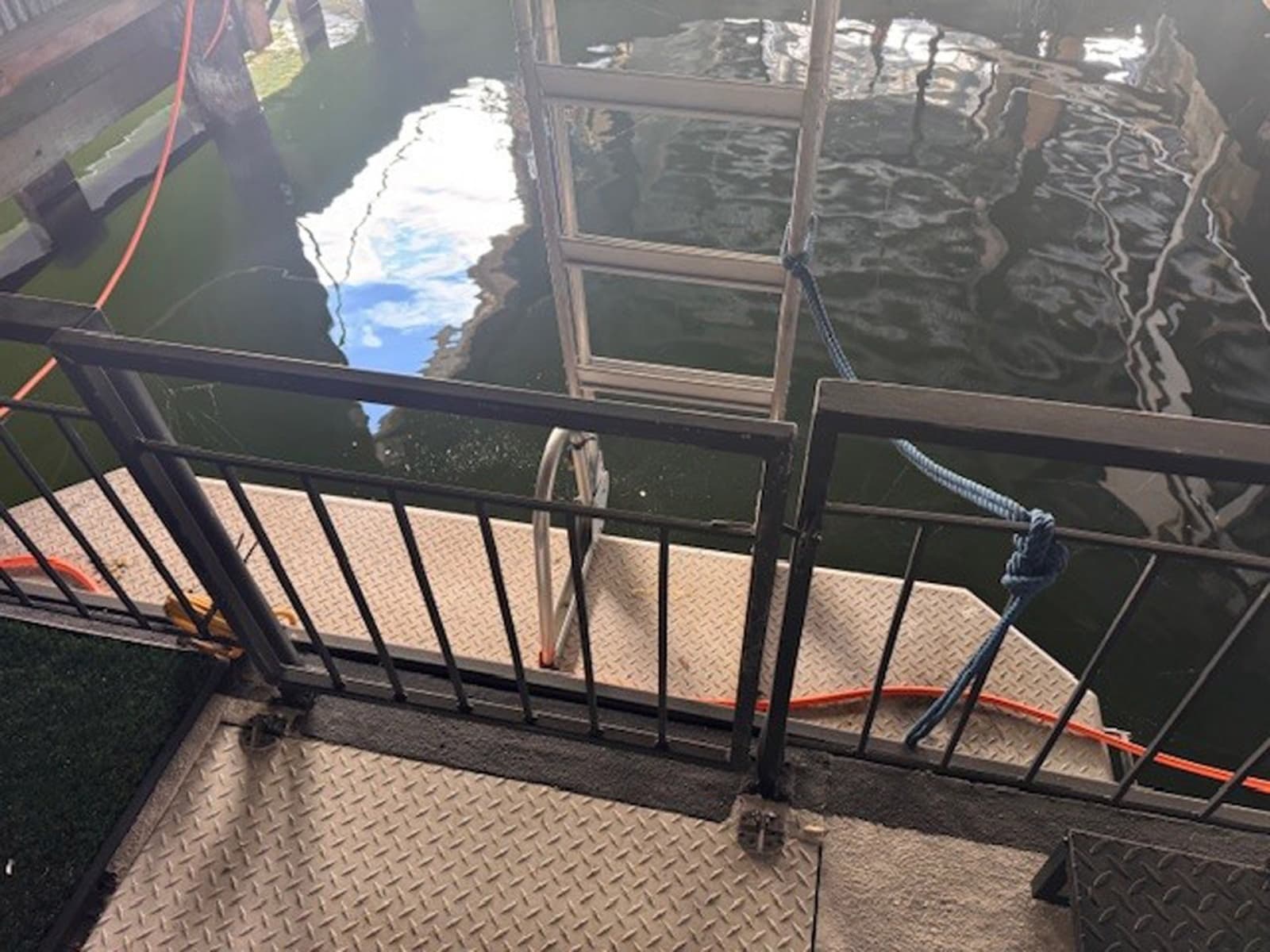 1985 Three Buoys Houseboat