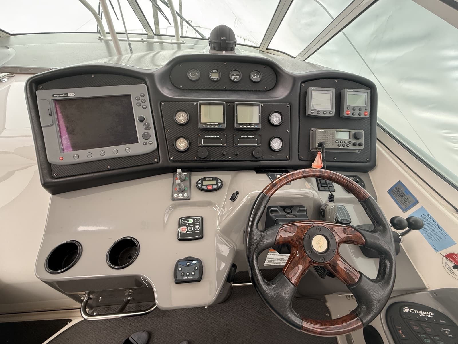 2005 Cruisers Yachts 405 Motor Yacht