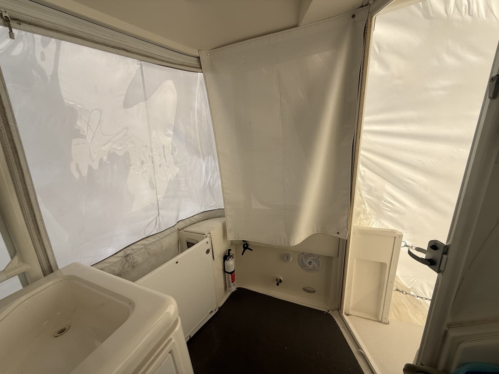 2005 Cruisers Yachts 405 Motor Yacht