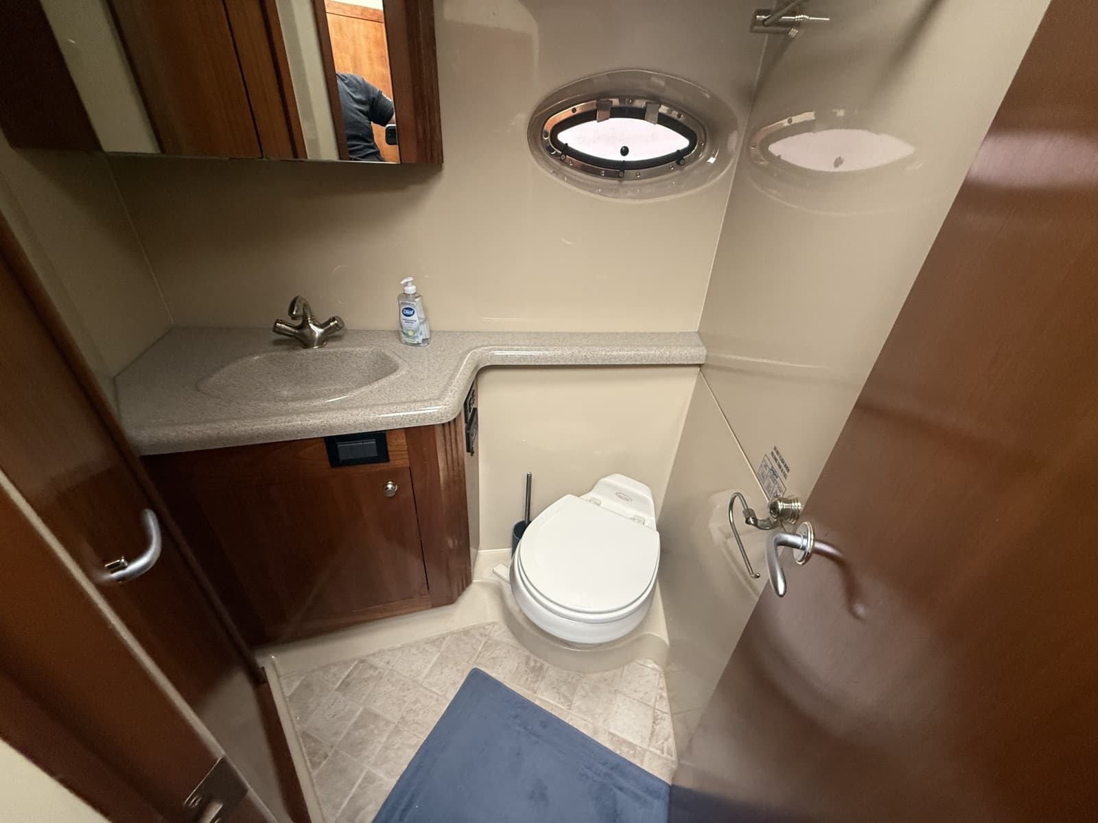 2005 Cruisers Yachts 405 Motor Yacht