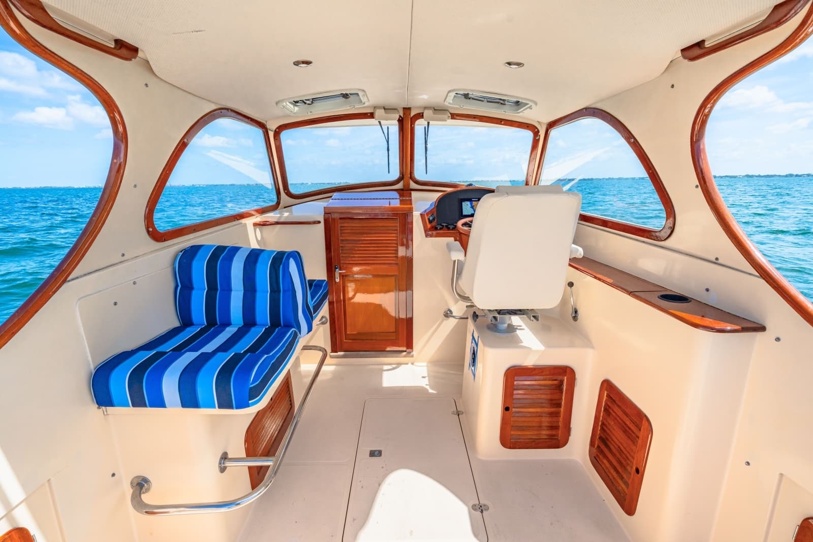 1998 36 Hinckley Picnic Boat Salon