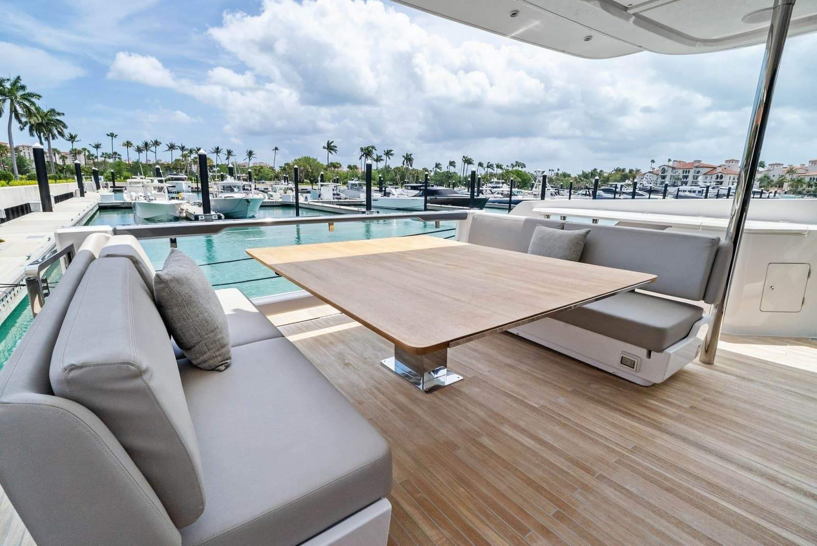 2023 Ferretti Yachts 860