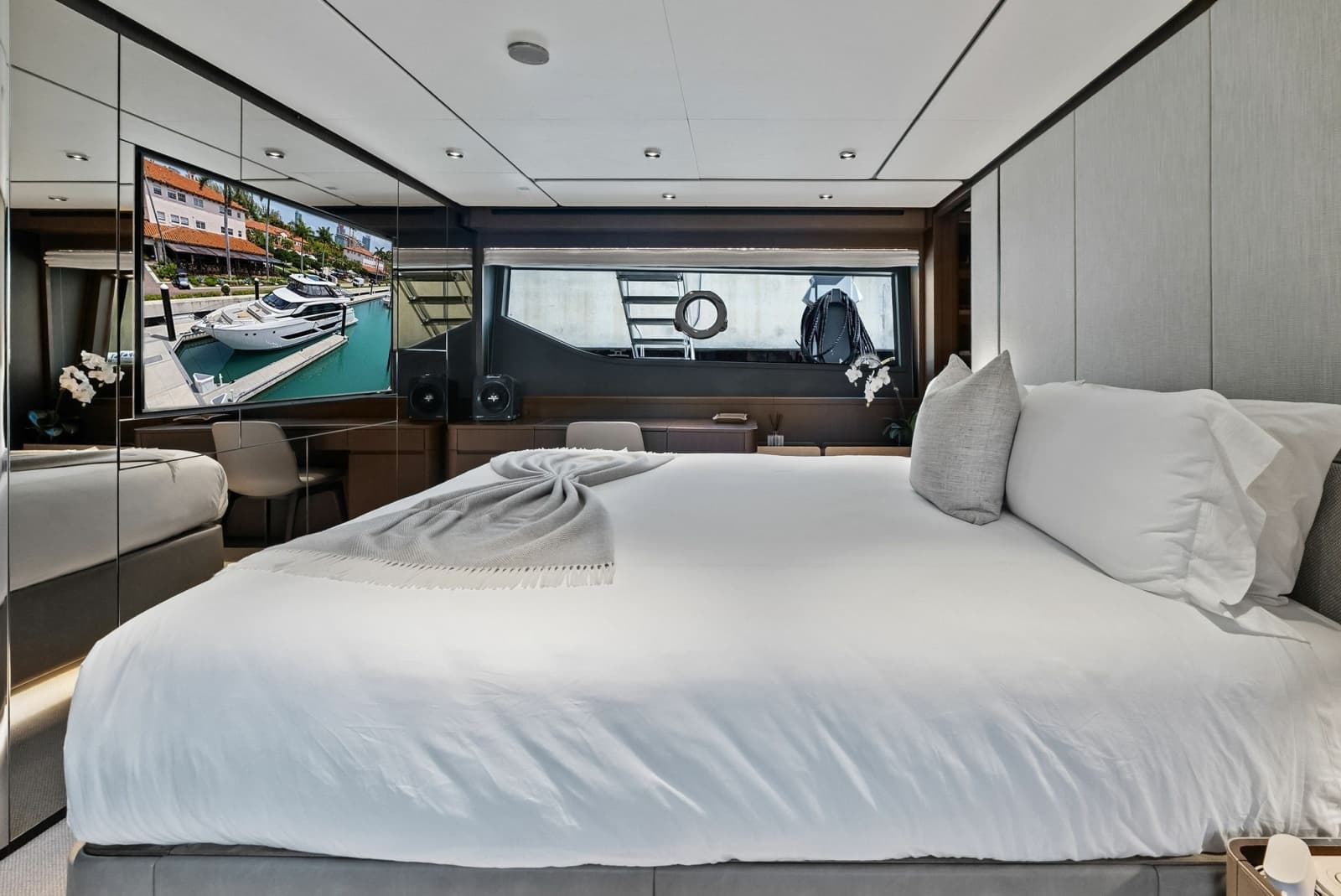 2023 Ferretti Yachts 860