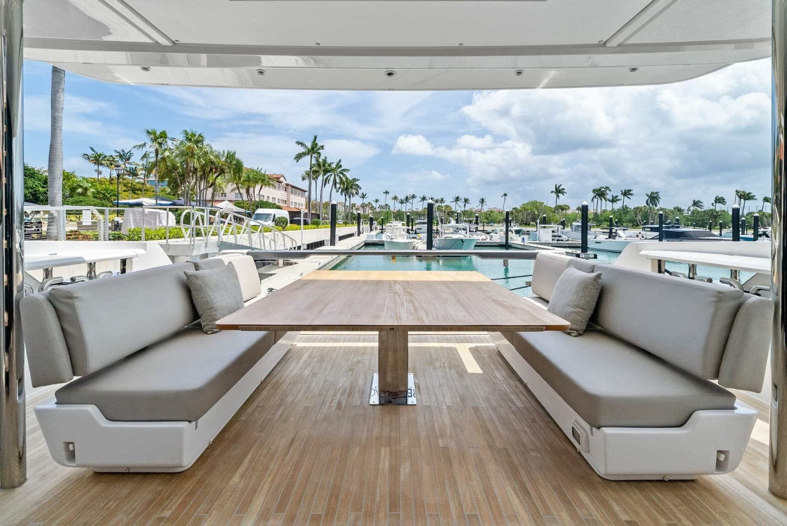 2023 Ferretti Yachts 860