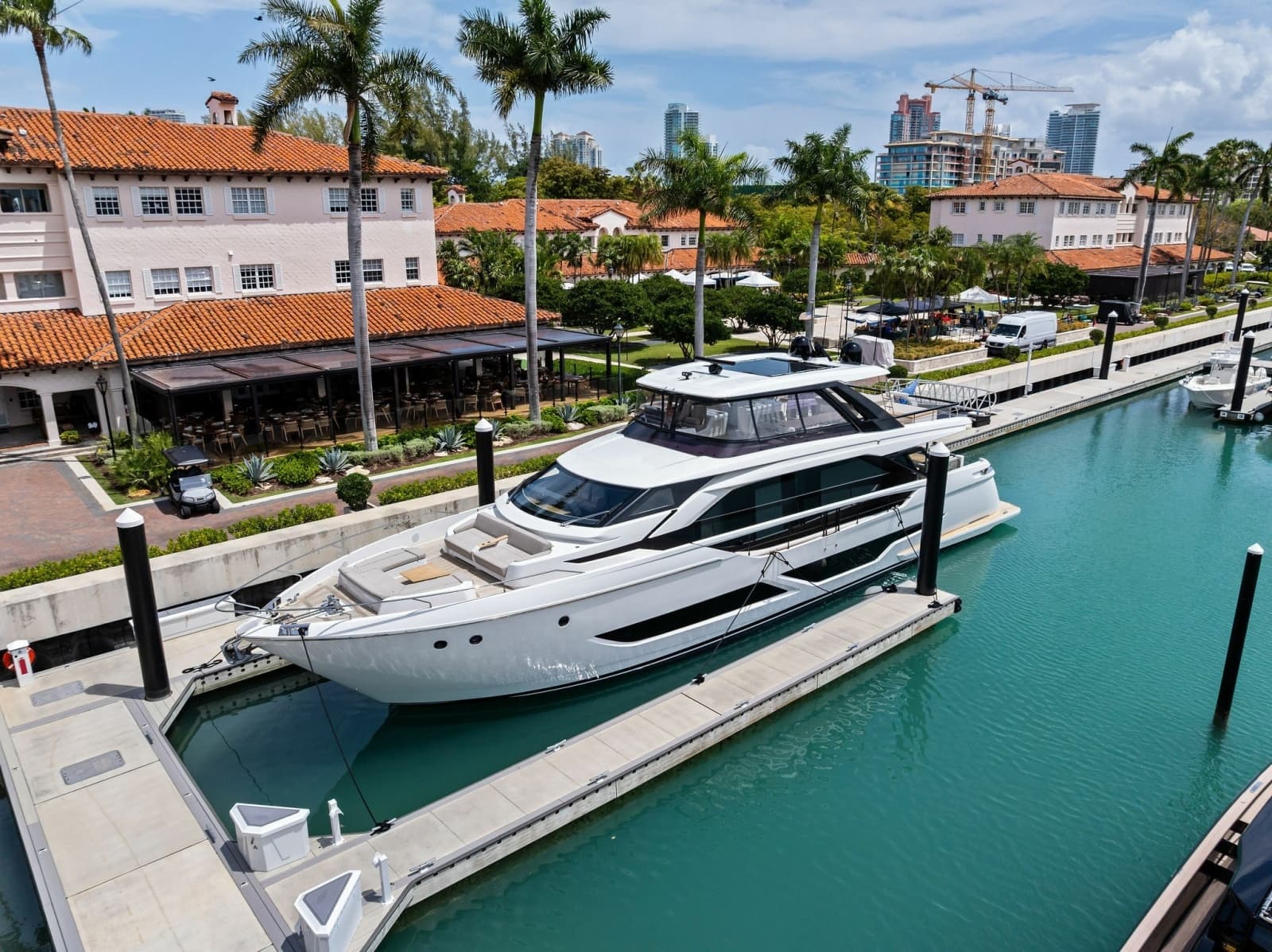 2023 Ferretti Yachts 860