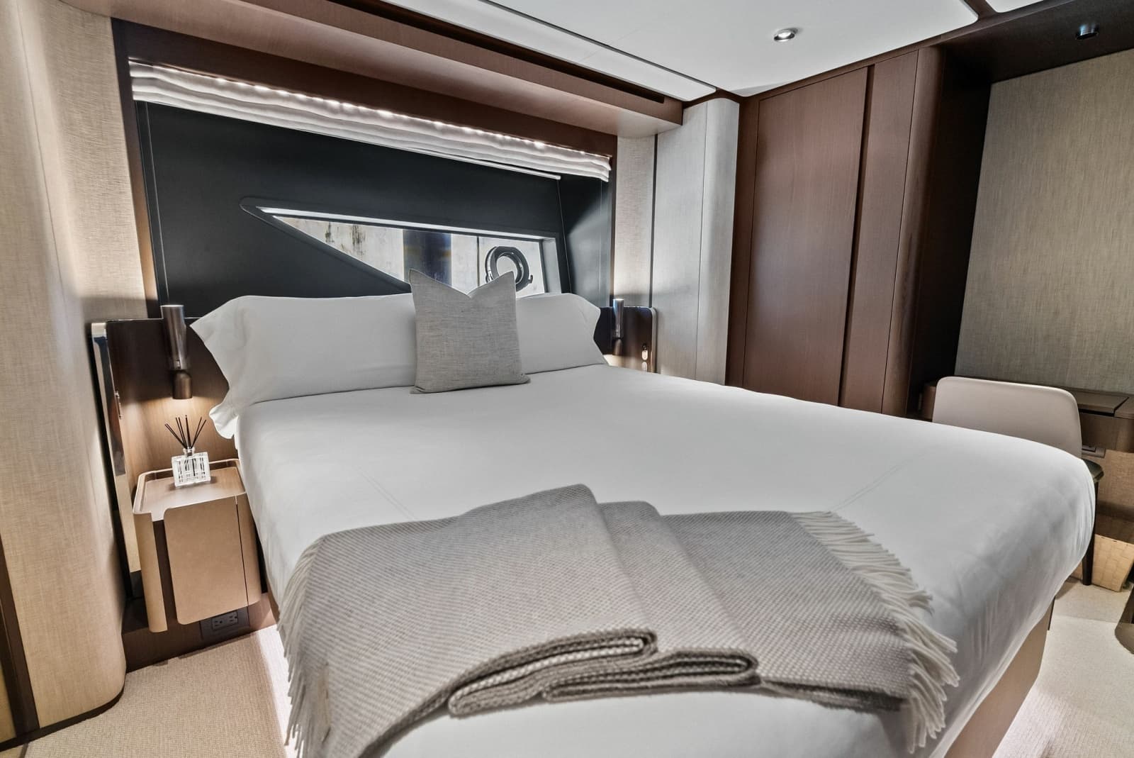 2023 Ferretti Yachts 860