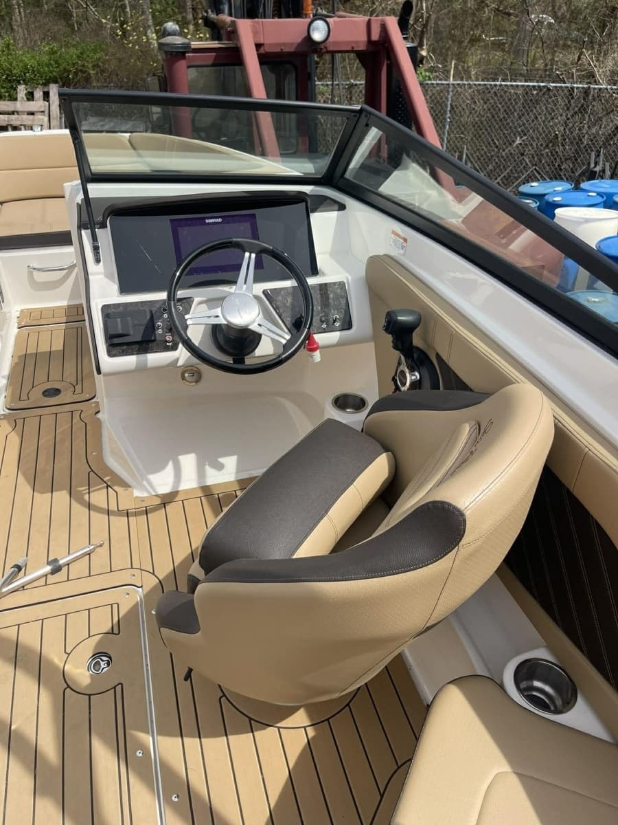 2019 Sea Ray 230 Bow Rider