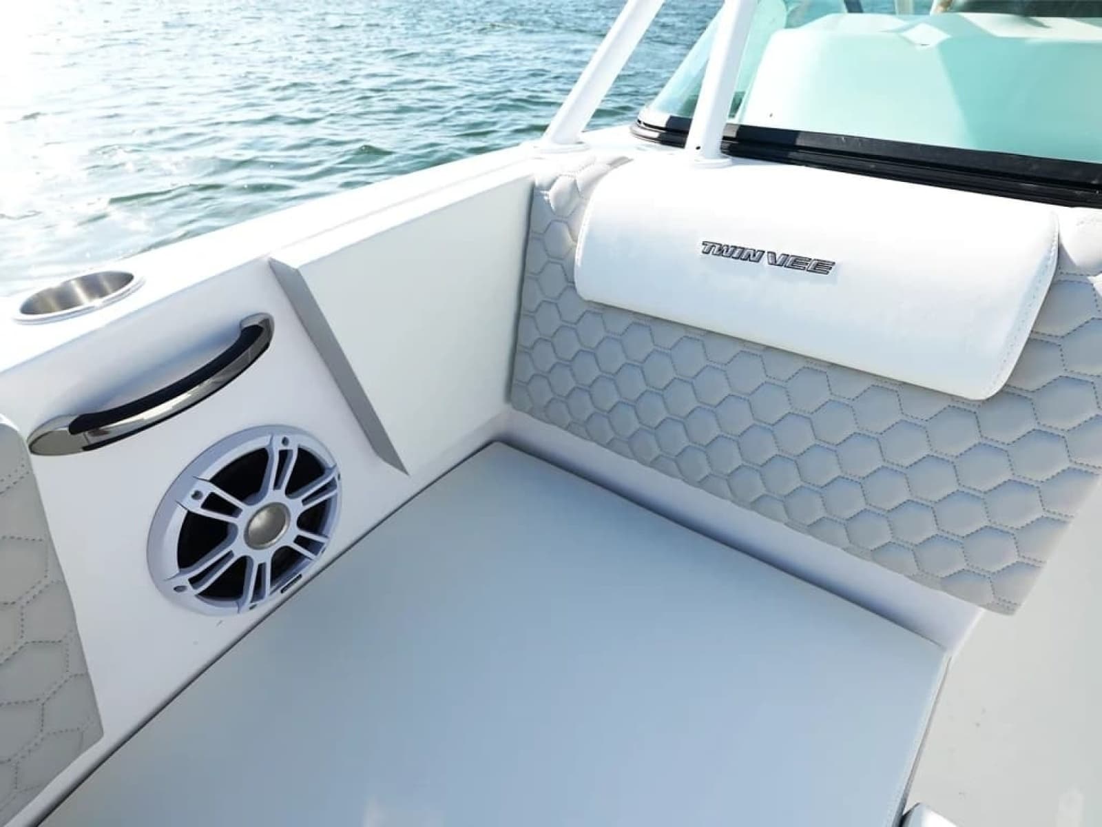 2026 Twin Vee 240 GFX DC