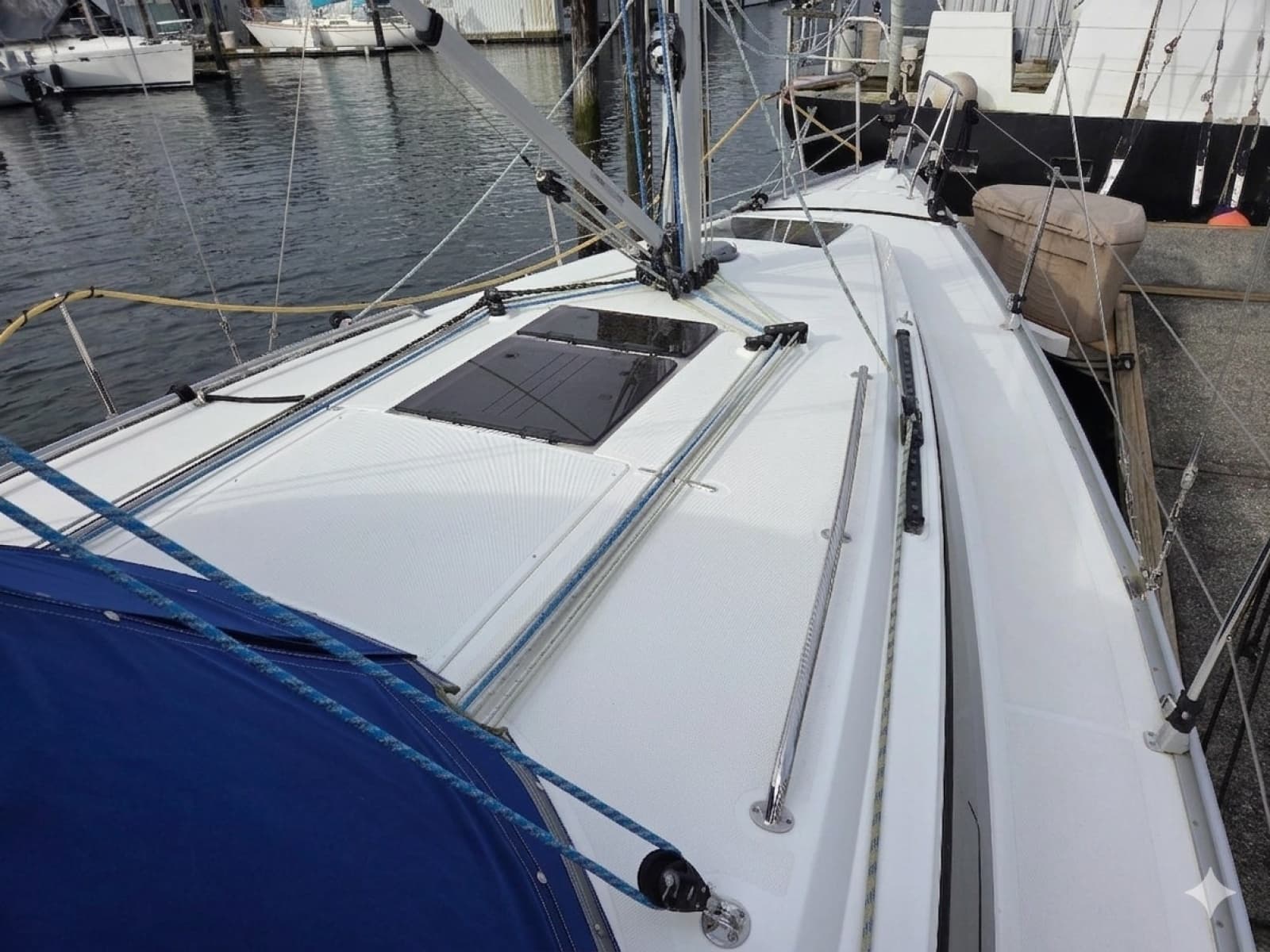 Bavaria Cruiser 34 foredeck