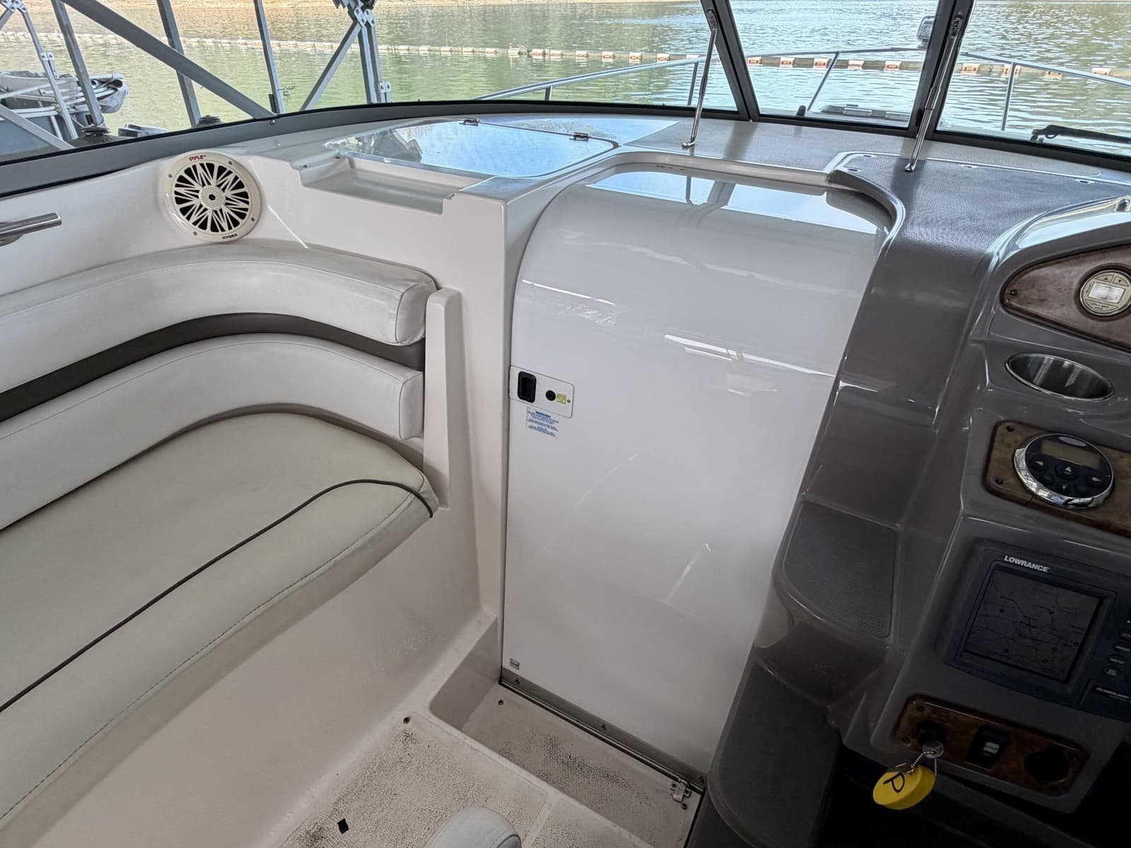 2008 Rinker 280 Express Cruiser