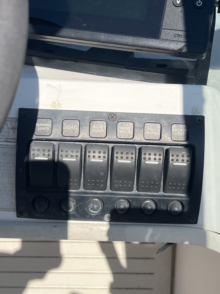 2000 Boston Whaler 18 Ventura Bowrider