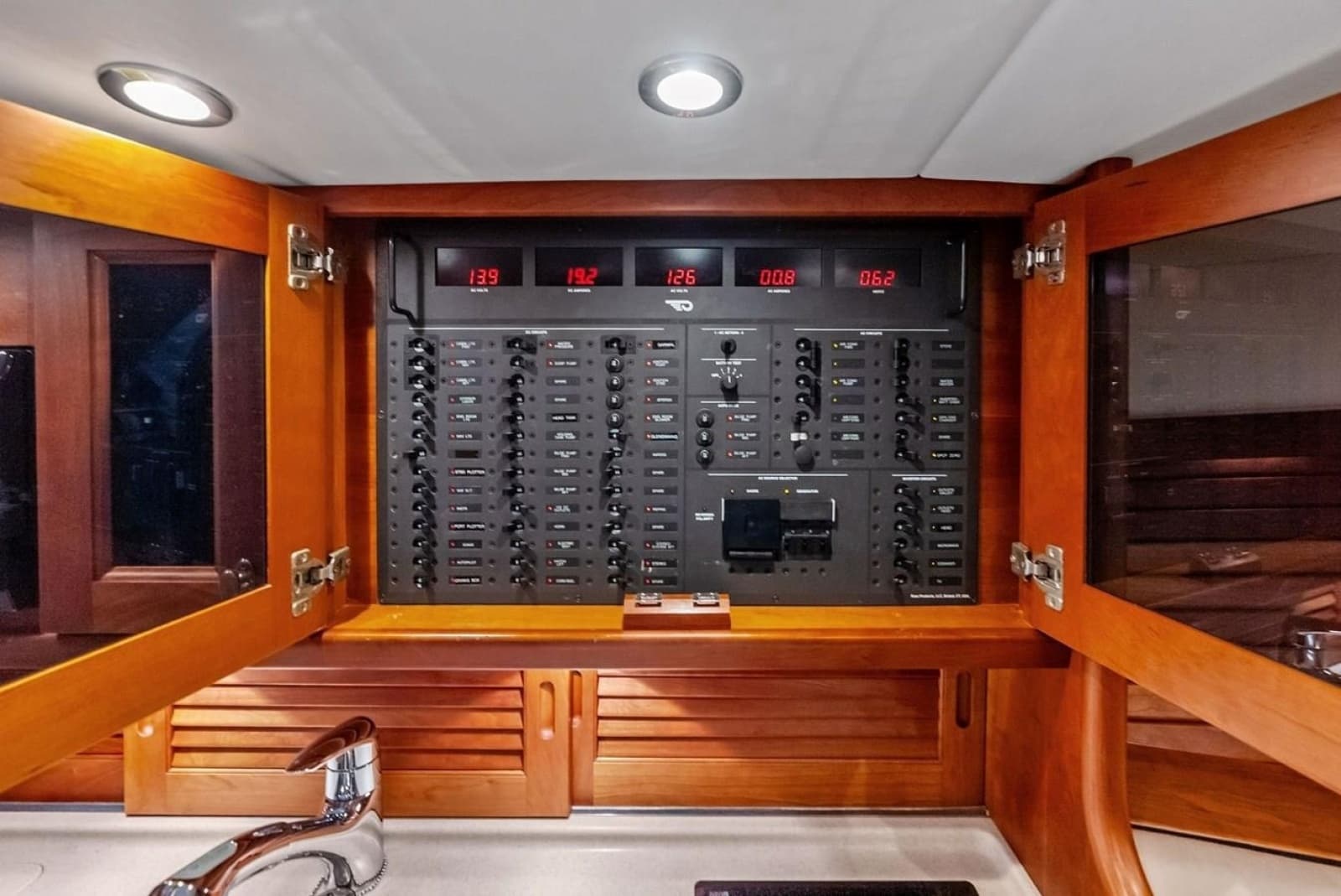 2008 Hinckley Talaria 38R