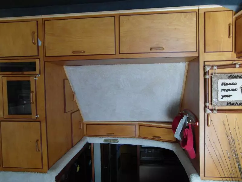 1995 Sportfish Salon Facing Forward