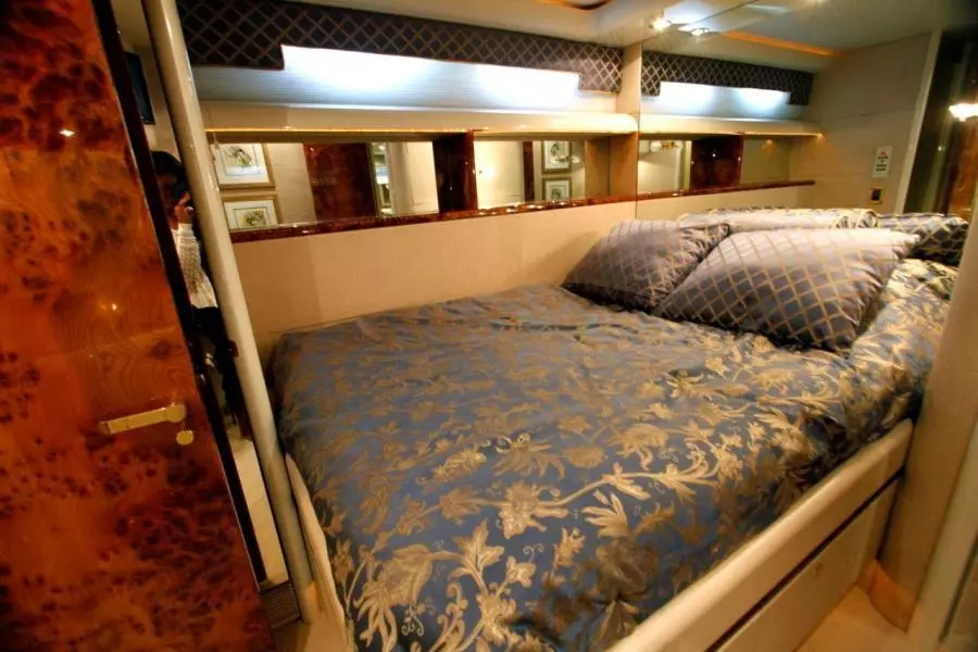 1996 Lazzara Yachts GRAND SALON